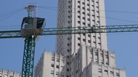 Dynamic-Footage-Capturing-a-Day-at-the-Construction-Site,-Showcasing-the-Skilled-Machinist-Expertly-Operating-the-Crane