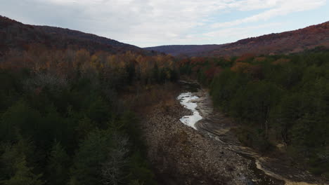 River-Through-Fall-Forest-In-Washington-County,-Arkansas,-USA