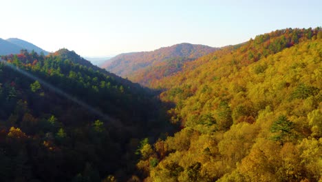 Erhebt-Sich-Langsam-über-Den-Bergen-Nordgeorgiens,-Während-Der-Sonnenaufgang-Herbstfarben-Zeigt