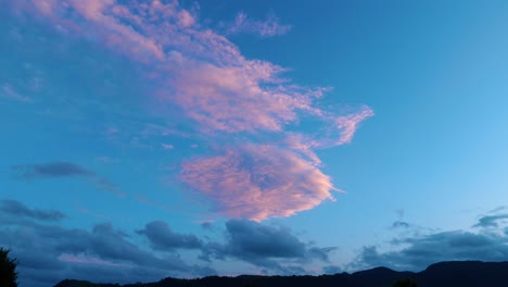 Purple-Haze:-Atemberaubende-Stockaufnahmen-Einer-Einsamen-Wolke-In-Lilatönen-Während-Eines-Faszinierenden-Sonnenuntergangs