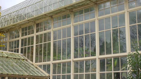 Glasfassade-Des-Hauptgewächshauses-Des-National-Botanic-Gardens-In-Dublin,-Irland