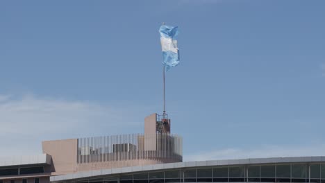 Szenische-Aufnahmen-Der-Argentinischen-Flagge,-Die-An-Einem-Sonnigen-Tag-Stolz-An-Der-Punta-Del-Centinela-Weht-Und-Den-Patriotischen-Geist-Inmitten-Der-Malerischen-Landschaft-Einfängt