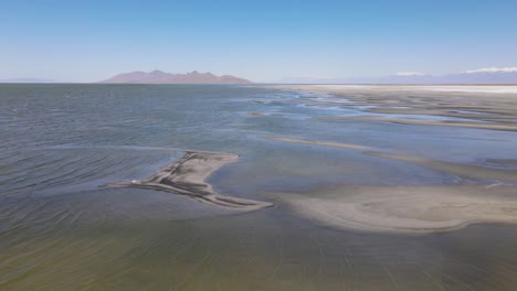 Eine-4K-Drohne-Schoss-über-Die-Vollkommen-Flache-Bonneville-Salzebene-Westlich-Des-Great-Salt-Lake-Im-Westen-Utahs,-Wo-Eine-Flache-Schicht-Stehenden-Wassers-Die-Oberfläche-Der-Riesigen-Salzebene-überschwemmt