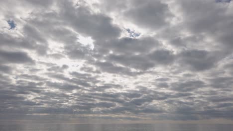 Un-Cielo-Nublado-Sobre-Un-Océano-Atlántico-En-Calma-Por-La-Mañana