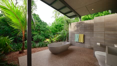 Außenbad-Und-Badezimmer,-Eingebettet-In-Einen-Tropischen-Garten-Inmitten-Eines-Luxuriösen-Großen-Hauses