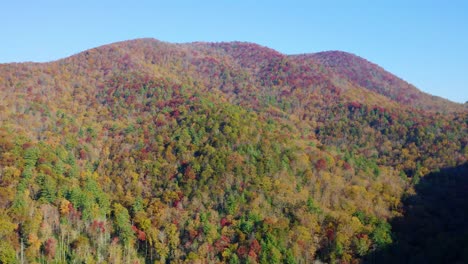 Rotierend-Um-Die-Herbstfarben-Auf-Einem-Hügel-In-Den-Bergen-Nordgeorgiens