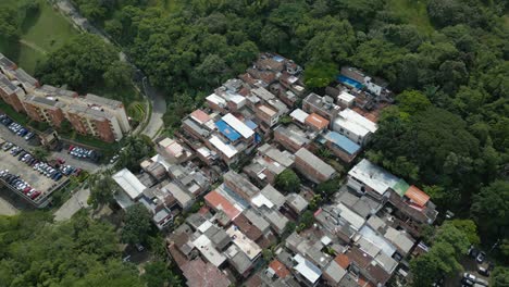 Drone-Sobrevolando-El-Barrio-Aguacatal-En-Cali,-Colombia