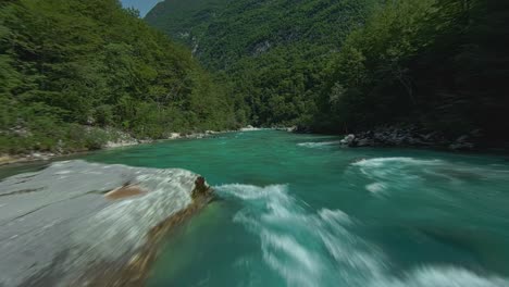 Fliegen-über-Dem-Fließenden-Soca-Fluss-In-Slowenien