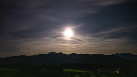Leuchtender-Mond-Und-Sterne-Zieren-In-Einem-Faszinierenden-Zeitraffer-Die-österreichischen-Alpen