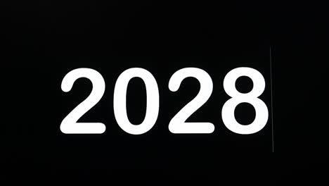 Nahaufnahme-Von-2028,-Das-In-Den-Computerbildschirm-Eingegeben-Wird,-Mit-Blinkendem-Cursor-Auf-Schwarzem-Hintergrund