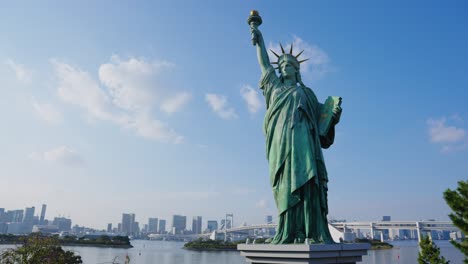 Statue-of-Liberty-Model-in-Odaiba,-Tokyo-Japan