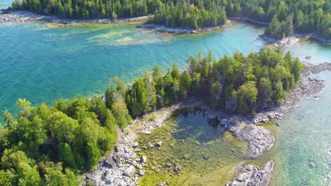 Magical-lake-with-turquoise-waters-and-green-forest-in-Georgian-Bay-in-Ontario,-Canada