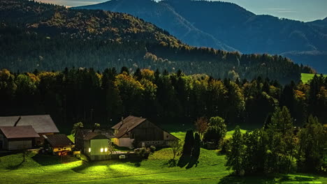 Zeitrafferaufnahme-über-Einer-Abgelegenen-Dorflandschaft-Entlang-Der-österreichischen-Alpen-Mit-Bergkette-Im-Hintergrund