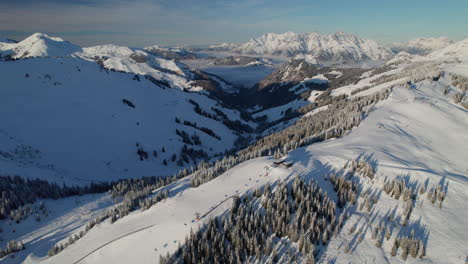 Skigebiet-Saalbach-Hinterglemm-Mit-Blick-Auf-Die-Berge-Kleines-Rothorn-Und-Matterhorn-In-Österreich
