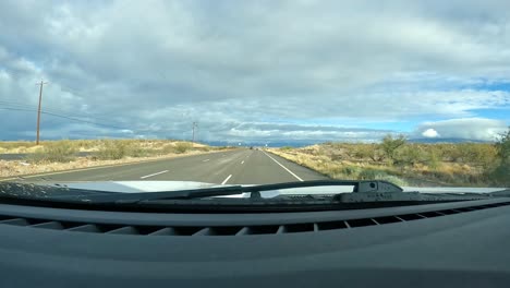 Punto-De-Vista:-Conducir-Por-Una-Autopista-Tranquila-A-Través-Del-Valle-Del-Rincón-Rural-Del-Desierto-De-Sonora-En-Un-Día-Nublado-En-El-Sur-De-Arizona