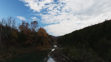 Bunte-Herbstbäume-Am-Bach-In-Banyard,-Arkansas,-USA