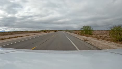 Punto-De-Vista:-Conducir-Por-Un-Camino-Rural-En-El-Desierto-De-Sonora-En-Un-Día-Nublado-En-El-Sur-De-Arizona