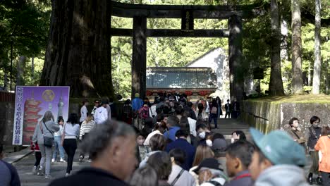 Cola-De-Visitantes-Haciendo-Cola-Para-Entrar-Al-Santuario-Nikko-Toshogu