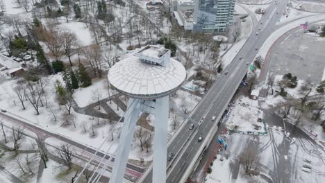 SNP-Brücke-Mit-UFO-Restaurant-über-Der-Donau-Im-Winter