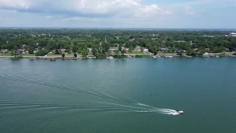 Motorboats-cruising-in-Detroit-River,-near-Grosse-Ile,-Trenton-Michigan,-USA