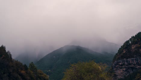 Nahaufnahme-Detail-Zeitraffer-Ordesa-Nationalpark-Tal-An-Einem-Wolkigen,-Regnerischen-Und-Nebligen-Wintermorgen-Zeitraffer-Von-Wolken,-Die-In-Der-Herbstsaison-über-Berggipfel-Rollen