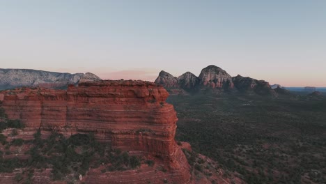 Sonnenuntergang-über-Einer-Natürlichen-Felsformation-Mit-Roten-Klippen-In-Sedona,-Arizona,-Vereinigte-Staaten