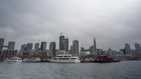 Zeitraffer-Von-Booten-Am-Hafen-Und-Der-Skyline-Von-Toronto-An-Einem-Bewölkten-Tag