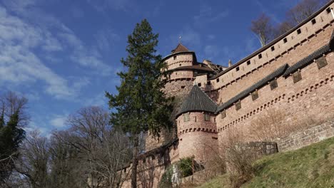 Vista-Del-Exterior-Del-Antiguo-Castillo-Histórico,-Alsacia,-Uno-De-Los-Principales-Lugares-Históricos-De-Francia.