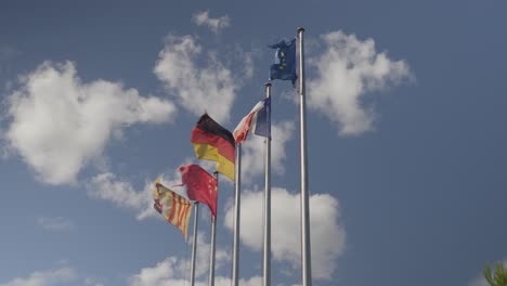 Toma-En-Cámara-Lenta-De-Múltiples-Banderas-Nacionales-Y-Europeas-Ondeando-En-El-Viento