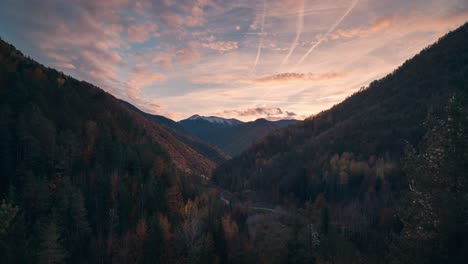 Zeitraffer-Eines-Farbenprächtigen-Sonnenuntergangs-Im-Pyrenäental-Während-Der-Herbstsaison-Im-Pardina-Del-Senor-Waldtal-Und-In-Den-Bergen