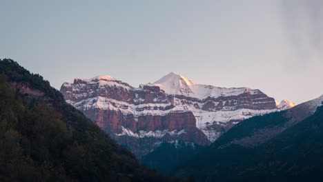 Ordesa-Nationalpark-Mondarruego-Berg-Fängt-Morgens-Die-Ersten-Sonnenstrahlen-Ein-Sonnenaufgang-Verschneiter-Berg-Alpenglühen-Zeitraffer