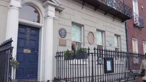 Ehemaliges-Wohnhaus-Des-Irischen-Dichters-Und-Dramatikers-Oscar-Wilde-Im-Merrion-Square-Park-In-Dublin,-Irland