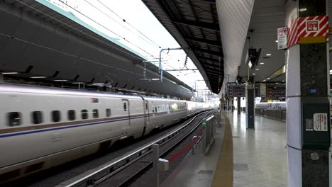 Hokuriku-Shinkansen-Hochgeschwindigkeitszug-Abfahrtsplattform-Am-Bahnhof-Tokio