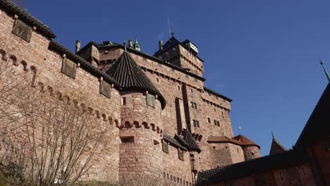 Castillo-Medieval-Haut-Koenigsbourg-En-Las-Montañas-De-Los-Vosgos,-Magníficas-Murallas-Del-Castillo