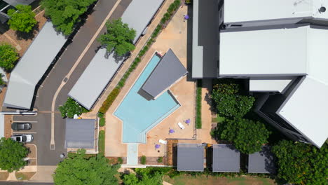 Luftdrohne-Eines-Großen-Pools-Im-Resortstil-In-Einem-Apartmentkomplex