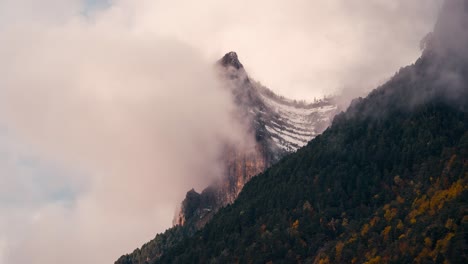 Ordesa-Nationalpark-Tal-Tozal-De-Mallo-Berg-An-Einem-Bewölkten-Und-Nebligen-Wintermorgen-Zeitraffer-Von-Wolken,-Die-In-Der-Herbstsaison-über-Berggipfel-Rollen