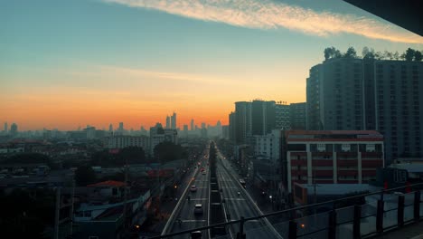 Vista-De-La-Calle-Del-Amanecer-Sobre-Bangkok-En-4k