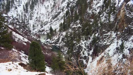 Montañas-Forestales-Cubiertas-De-Nieve-A-Través-Del-Río-En-El-Bosque-Nacional-De-Boise,-Idaho,-Estados-Unidos