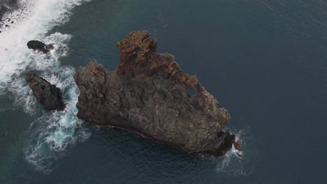 Luftaufnahme-Der-Inseln-Ribeira-Da-Janela,-Beeindruckende-Felsformationen,-Die-Die-Meereslandschaft-Markieren