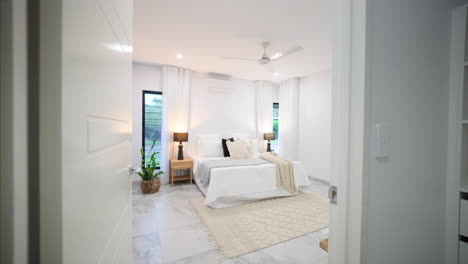 Weißes-Doppelbett-Im-Modernen-Innendesign-Schlafzimmer