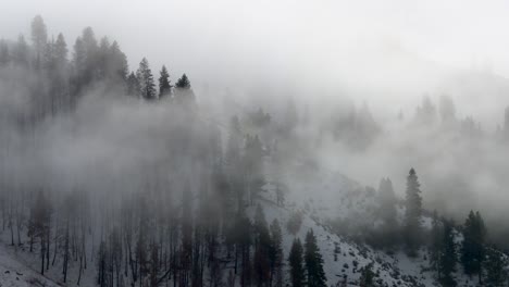 Smoky-Clouds-Over-Winter-Mountains-In-Boise-National-Forest,-Idaho,-United-States