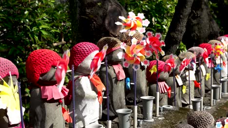 Die-Jizo-Statuen-Des-Zojoji-Tempels-–-Wächter-Verstorbener-Kinder