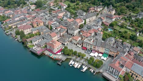 Isola-San-Giulio-En-El-Lago-Orta,-Italia,-Mostrando-Arquitectura-Histórica-Y-Barcos,-Vista-Aérea
