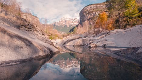 Perfekte-Reflexion-Teichsee-Im-Nationalpark-Ordesa-Berg-Mondarruego-Zeitraffer-Im-Herbst-Herbstsaison-An-Einem-Wunderschönen-Bewölkten-Herbstmorgen