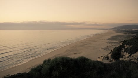 Malerischer-Blick-Auf-Den-Wunderschönen-Strand-Bei-Sonnenuntergang-Ohne-Menschen,-Sanddünen