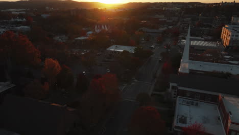 Blick-Auf-Den-Sonnenuntergang-Der-Kirche-Mit-Weißem-Kirchturm-Und-Herbstlaub-In-Fayetteville,-Arkansas,-USA