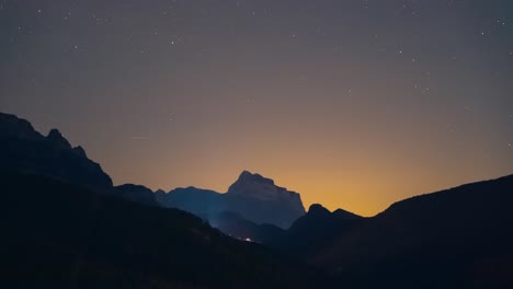Pico-De-La-Montaña-Pena-Montanesa-Durante-La-Noche-Timelapse-Cielo-Estrellado-Astrofotografía-Galaxia-Montaña-En-La-Noche