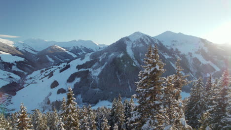 Flug-Durch-Schneebedeckte-Bäume-In-Richtung-Schattberg-Ost-In-Österreich