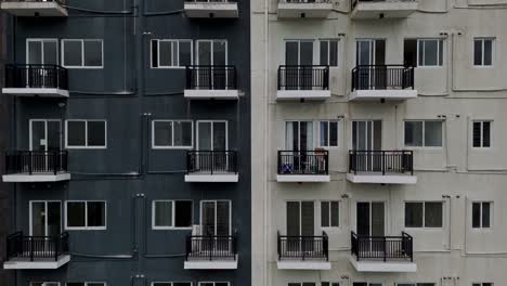 Toma-Ascendente-De-Apartamentos-En-Un-Edificio-Alto-Medio-Blanco-Y-Negro