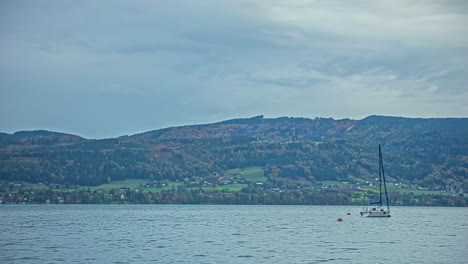 Gebundenes-Boot-Schwimmt-In-Der-Wasserlandschaft,-Grüne-Berge,-Wolken-Am-Himmel,-Zeitraffer